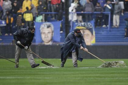 El trabajo en la Bombonera ayer para sacar el agua