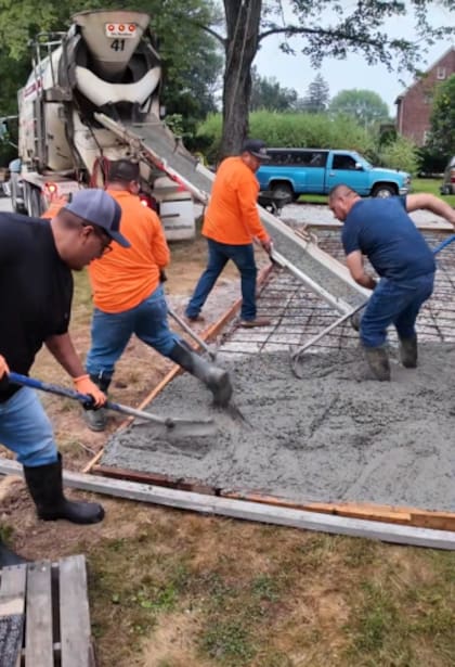 El trabajo en la construcción es uno de los más exigentes y mejor pagados para migrantes en EE.UU., según influencer Alf Castellanos (TikTok/@theroofingtwins)