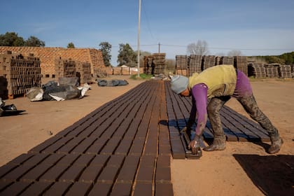 El trabajo en los hornos para fabricar ladrillos; llegó a haber 50, ahora hay menos, pero son más grandes