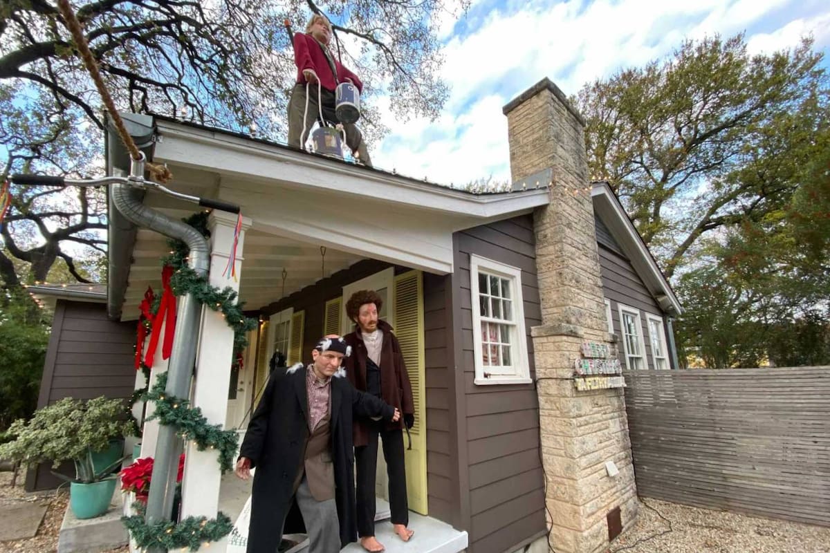 El trabajo lo realizó una pareja en un barrio de Austin, capital del estado de Texas, que usaron impresoras 3D para reproducir los rostros de los personajes y no se perdieron ningún detalle del clásico film que es un clásico de los 90