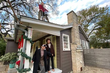 El trabajo lo realizó una pareja en un barrio de Austin, capital del estado de Texas, que usaron impresoras 3D para reproducir los rostros de los personajes y no se perdieron ningún detalle del clásico film que es un clásico de los 90