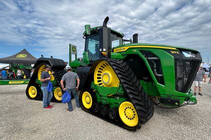 El tractor 9RX 640 con doble oruga y articulado