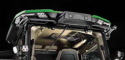 El tractor autónomo de John Deere usa seis pares de cámaras montadas en la cabina para tener una vista en 360 grados; esto le permite al tractor definir su camino y evitar obstáculos
