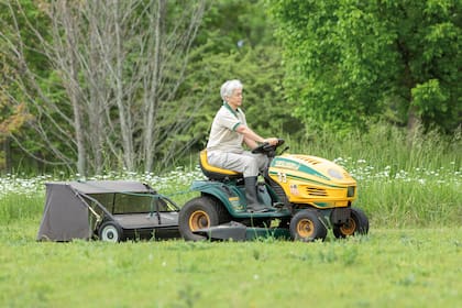 El tractorcito es la opción más aconsejable para cortar el pasto en grandes superficies.