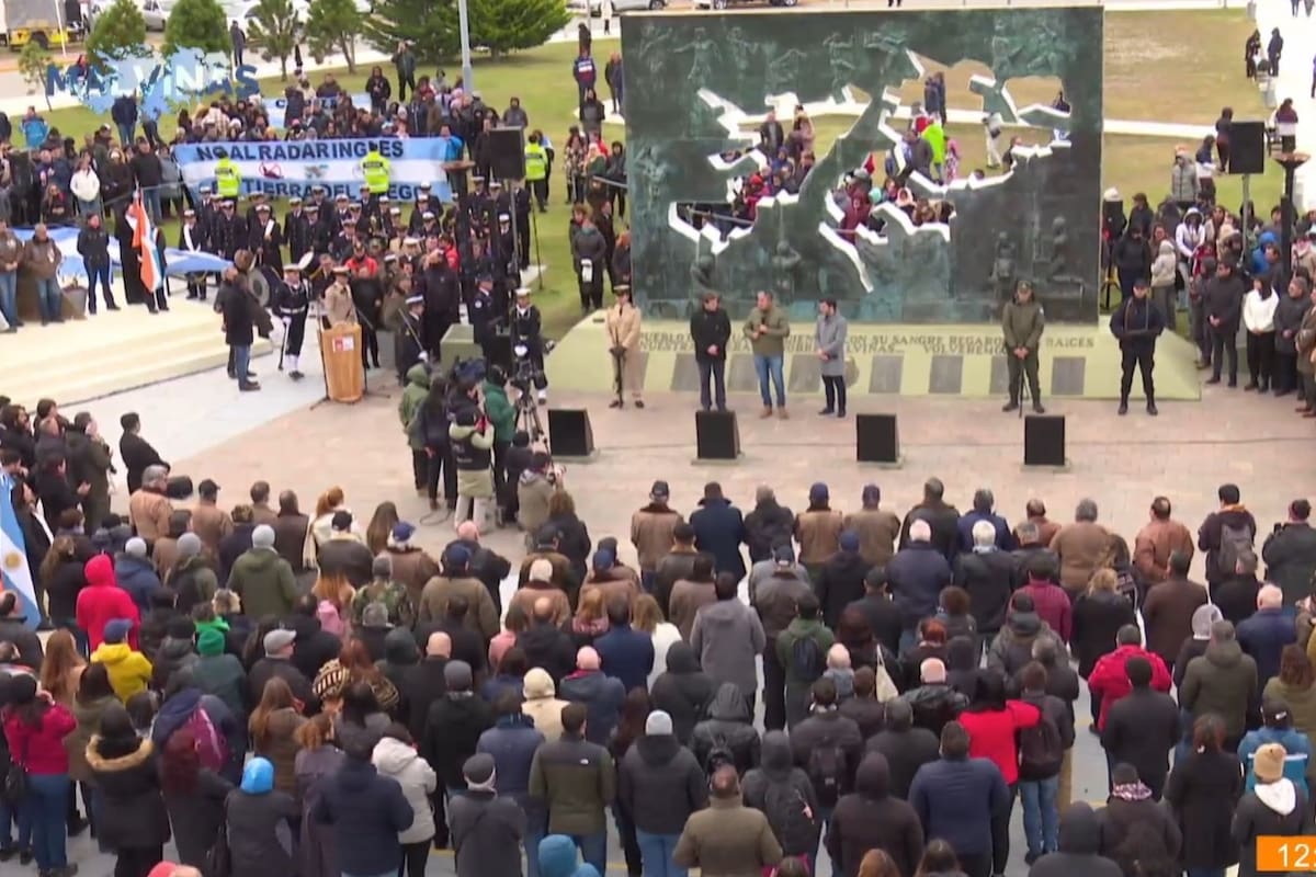 El tradicional acto del 2 de abril en Ushuaia, con la presencia de los gobernadores de Tierra del Fuego, Neuquén y Chubut