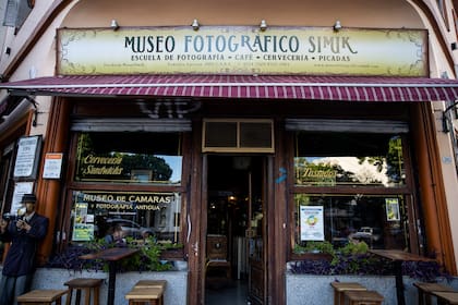 El tradicional bar Palacio, que alberga el Museo Fotográfico Simik, y ofrece noches de jazz