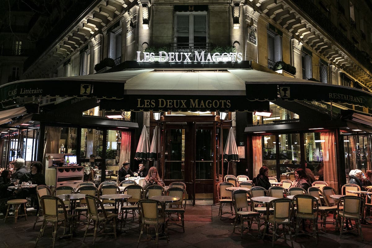 El tradicional café parisino Les Deux Magots en marzo, poco antes de que se dictaran las medidas de aislamiento