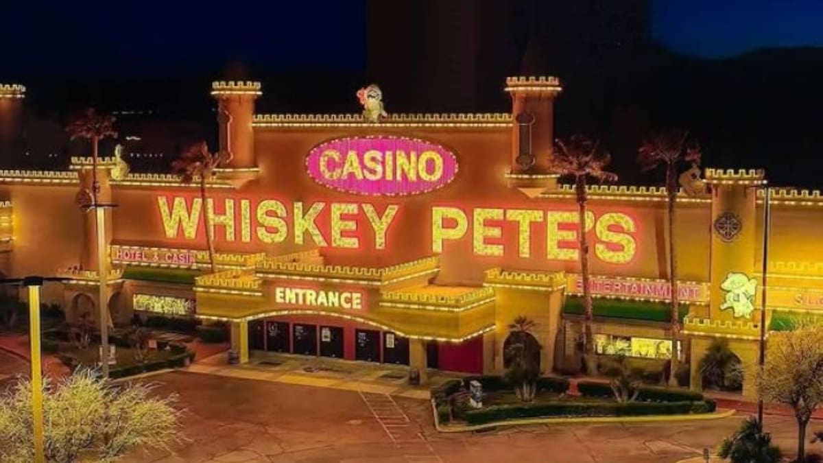 Interno di un casinò tradizionale con slot machine e tavoli da gioco