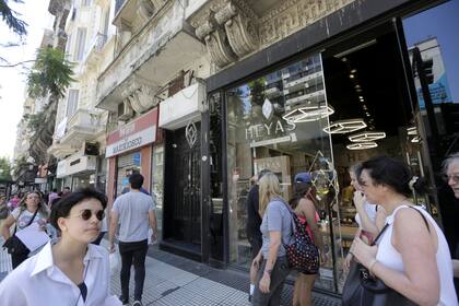 El tradicional corredor porteño, afectado por la caída de consumo, modificó el perfil de la oferta de los locales comerciales