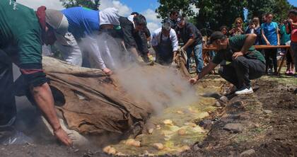 El tradicional el curanto, que es una cocción de carne bajo tierra, con piedras calientes
