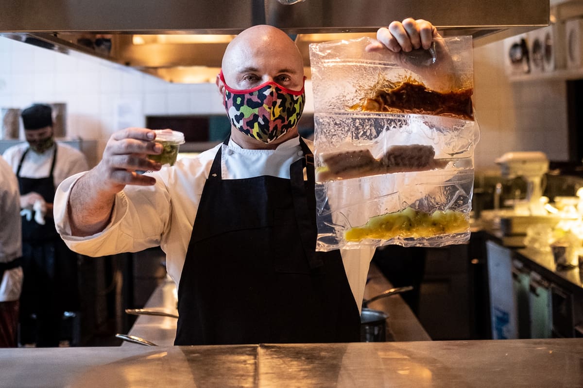 El tradicional envío a domicilio se reinventa; los platos llegan a medio hacer y con instrucciones que ayudan a finalizar la cocción en tu cocina para que seas parte de la experiencia