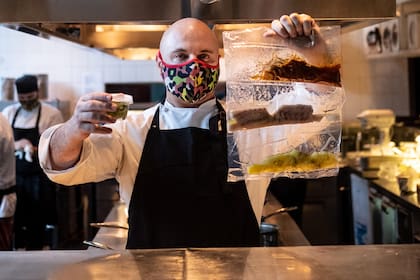 El tradicional envío a domicilio se reinventa; los platos llegan a medio hacer y con instrucciones que ayudan a finalizar la cocción en tu cocina para que seas parte de la experiencia