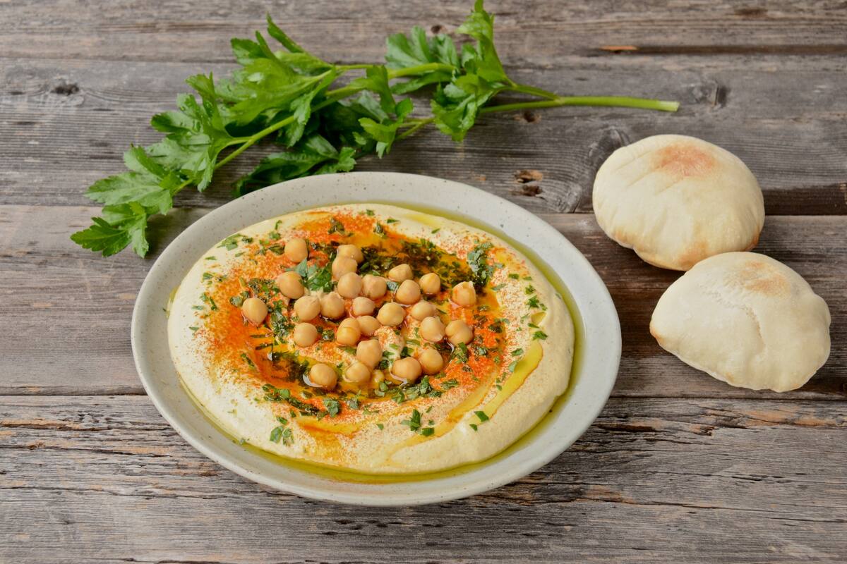 El tradicional hummus lleva tahine, pimentón y comino