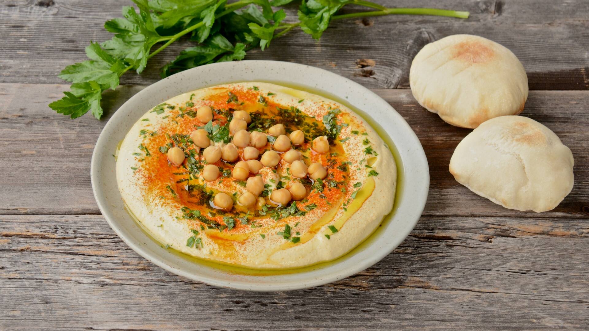 El tradicional hummus lleva tahine, pimentón y comino