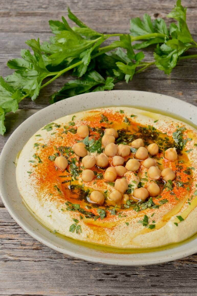 El tradicional hummus lleva tahine, pimentón y comino