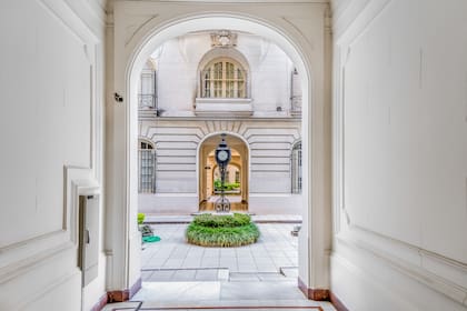 El tradicional reloj ubicado en el patio principal del Palacio de los Patos
