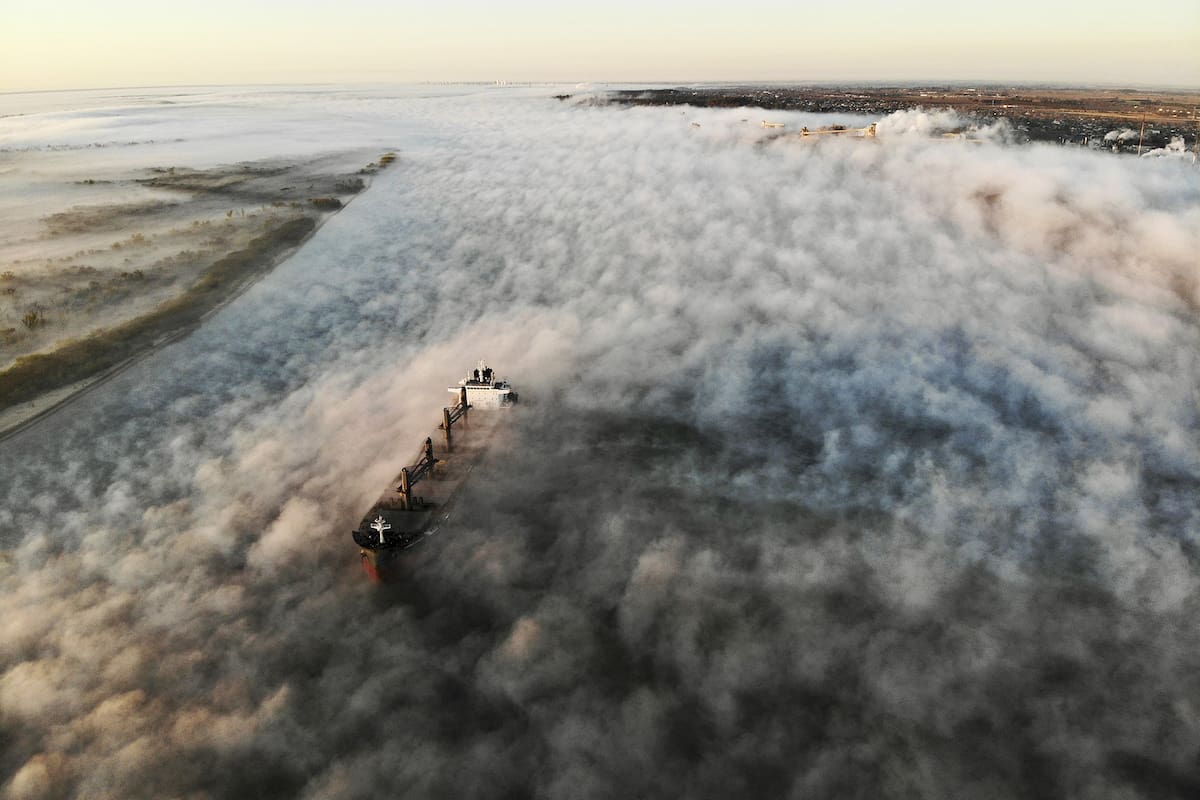 El tráfico fluvial en el río Parana, a la altura de San Lorenzo