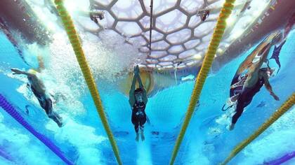 El traje de baño LZR Racer reduce la resistencia del cuerpo al moverse en el agua