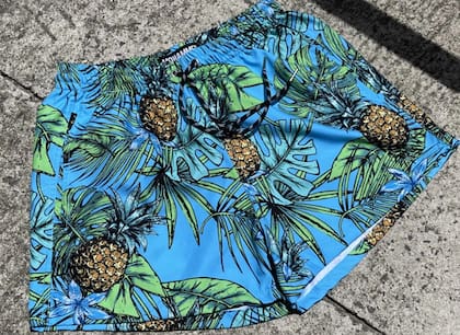 El traje de baño más corto se impone porque funciona también como short urbano.