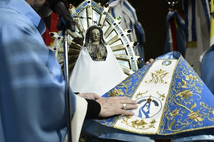 El traje de la virgen de Luján se cambia todos los años. Se compone de un vestido blanco y un manto celeste con forma de poncho. Se borda a mano