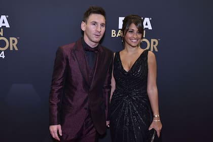 El traje de Messi y el vestido de Antonella