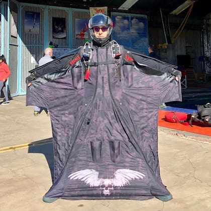 El traje es de material sintético y está compuesto por un ala de piernas y dos alas entre los brazos; se presuriza a través de unas toberas al salir del avión que generan sustentación