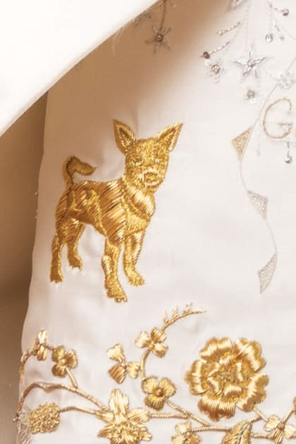 El traje que Mike Oldfield creó para la Reina tenía bordados los dos perros de Sus Majestades, Bluebell y Beth, que adoptaron en 2017.