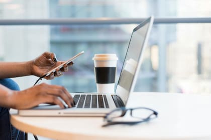 El trámite para conseguir la mayoría de los beneficios del Seguro Social se puede realizar en línea (Pexels/Christina Morillo)