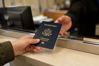 El trámite ya no se limitaría a acreditar la identidad del menor, sino que incorporaría formularios y documentos específicos de los adultos responsables