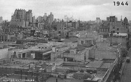 El tramo de la 9 de Julio que va desde Belgrano hasta Bartolomé Mitre fue realizado entre 1944 y 1947; a la izquierda se ve el hotel Castelar y al fondo, el Obelisco, en una imagen tomada de la avenida Belgrano hacia el norte