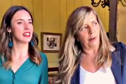 El tramo del video borrado por Gabriela Cerruti, en el que con sorna y desprecio agravia a los deudos de los muertos por Covid; la escucha la funcionaria española Irene Montero