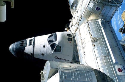 El transbordador espacial solía llevar tripulación y carga a la ISS; hoy, estas misiones las realiza SpaceX.