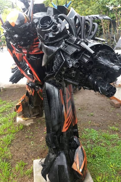 El Transformer rojo, el más beligerante, fue bautizado Juanito