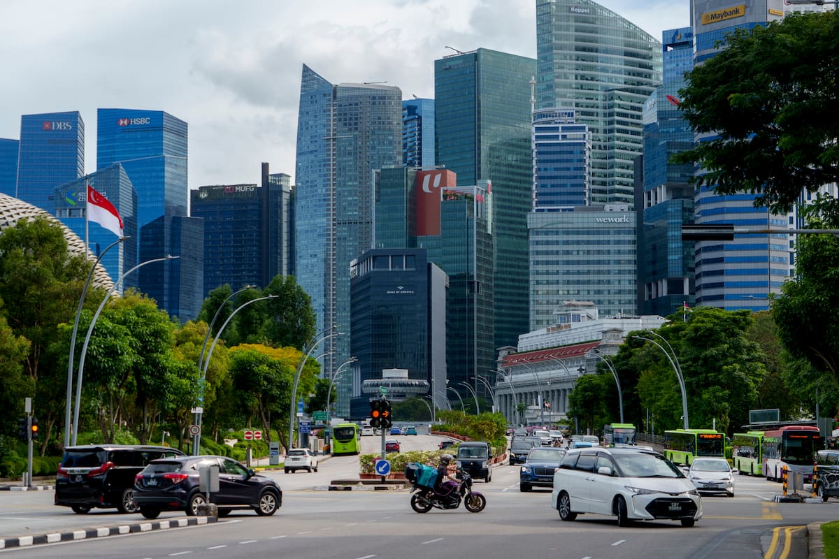 El tránsito circula con fluidez durante la hora pico por una de las principales avenidas de Singapur