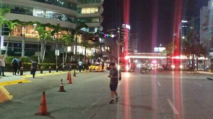El tránsito en la avenida José Joaquín Orrantia de Guayaquil quedó cortado