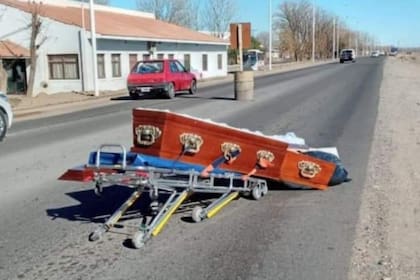 El tránsito fue interrumpido mientras las autoridades provinciales retiraban el ataúd y envolvían el cadáver que iba a ser enterrado. Fuente: @chechealumine.