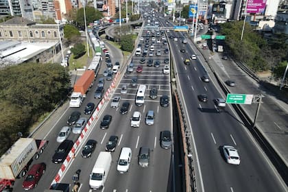 El tránsito puede generarse sin que haya existido una causa puntual, como podría ser un carril cortado o un accidente (imagen ilustrativa)