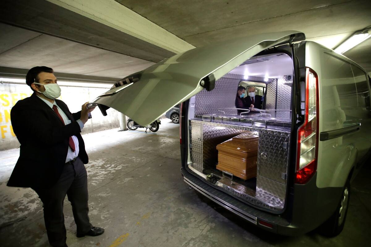 El transporte de los restos de un muerto por coronavirus, en el cementerio de Caravaggio, en Italia