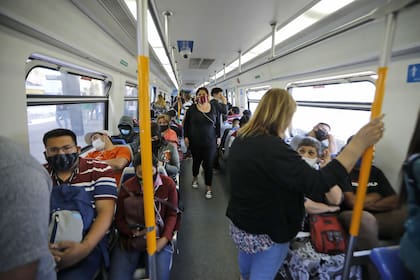 El transporte público es únicamente para los trabajadores esenciales, quienes deban cuidar y asistir a adultos mayores, docentes, alumnos y padres.