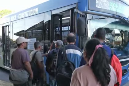 El transporte público funcionará entre la medianoche y las 19 del miércoles 24; a partir de ese horario, los trabajadores de colectivos, trenes y el subte porteño detendrán sus tareas