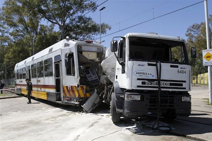 El tranvía, en medio del cruce, y el camión, con el costado destrozado