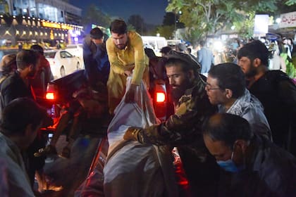 El trasladado de heridos tras los atentados, que varias fuentes adjudican a ISIS-K