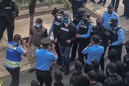 El traslado de Juan Orlando Hernández apresado en Tegucigalpa (Photo by HONDURAN POLICE / AFP)