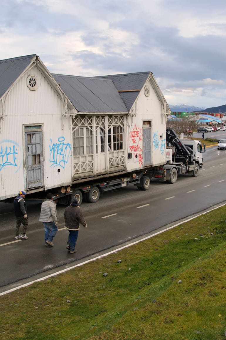 El traslado de la casa Leviñanco, en 2020. Ushuaia.
