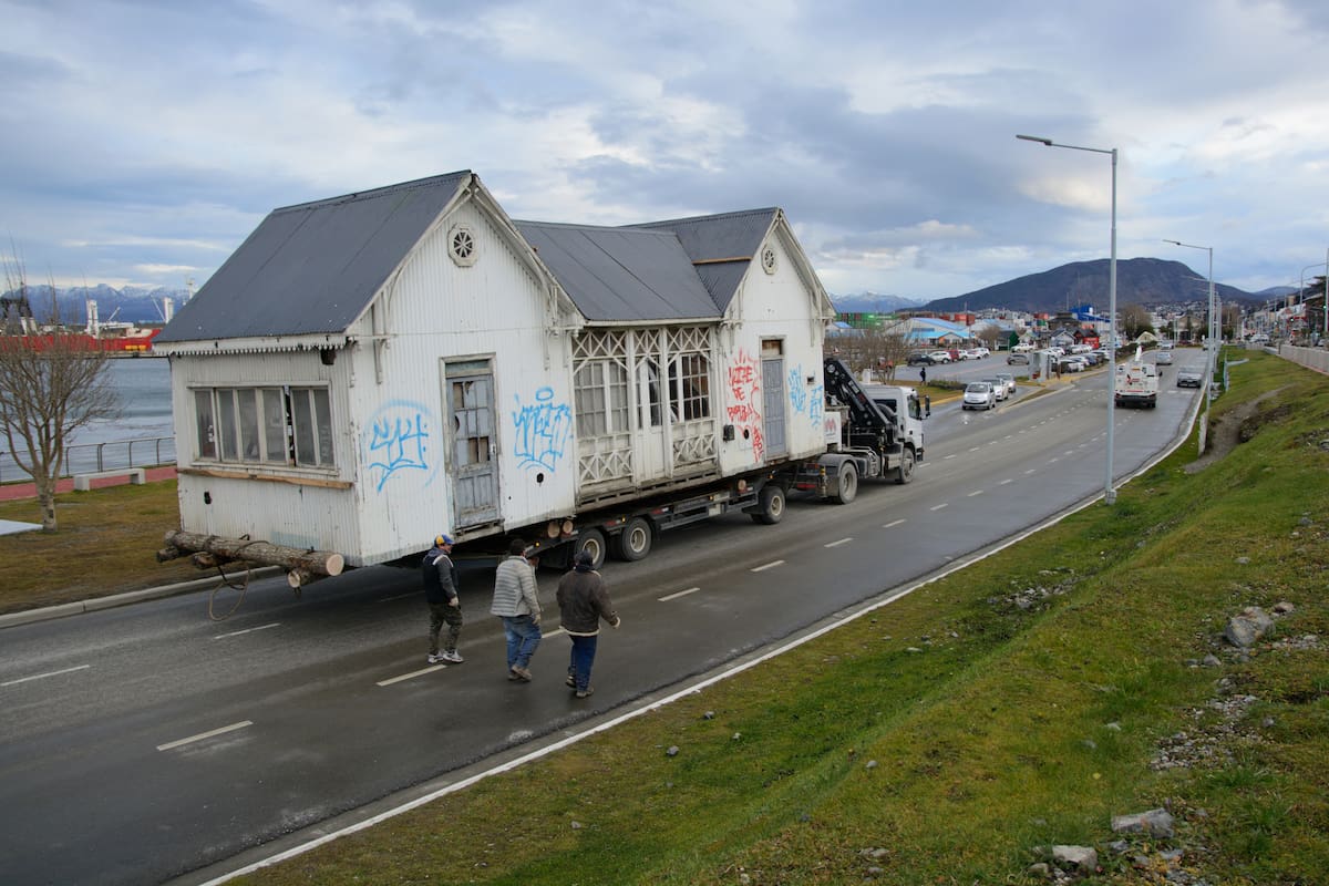 El traslado de la casa Leviñanco, en 2020. Ushuaia.
