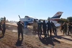 El traslado de la narcoavioneta estrellada en Chaco