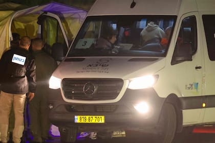El traslado de las rehenes ruso-israelíes al Sheba Medical Center en Ramat Gan