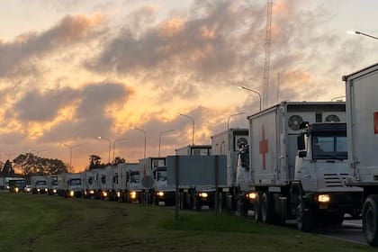 El traslado de ls 13 módulos del hospital de campaña que se está instalando en La Matanza