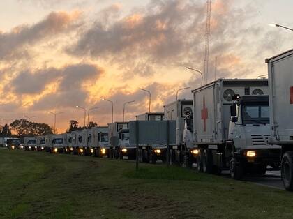 El traslado de ls 13 módulos del hospital de campaña que se está instalando en La Matanza