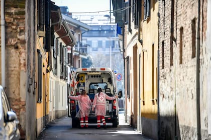 El traslado de un paciente en una ambulancia en Codogno